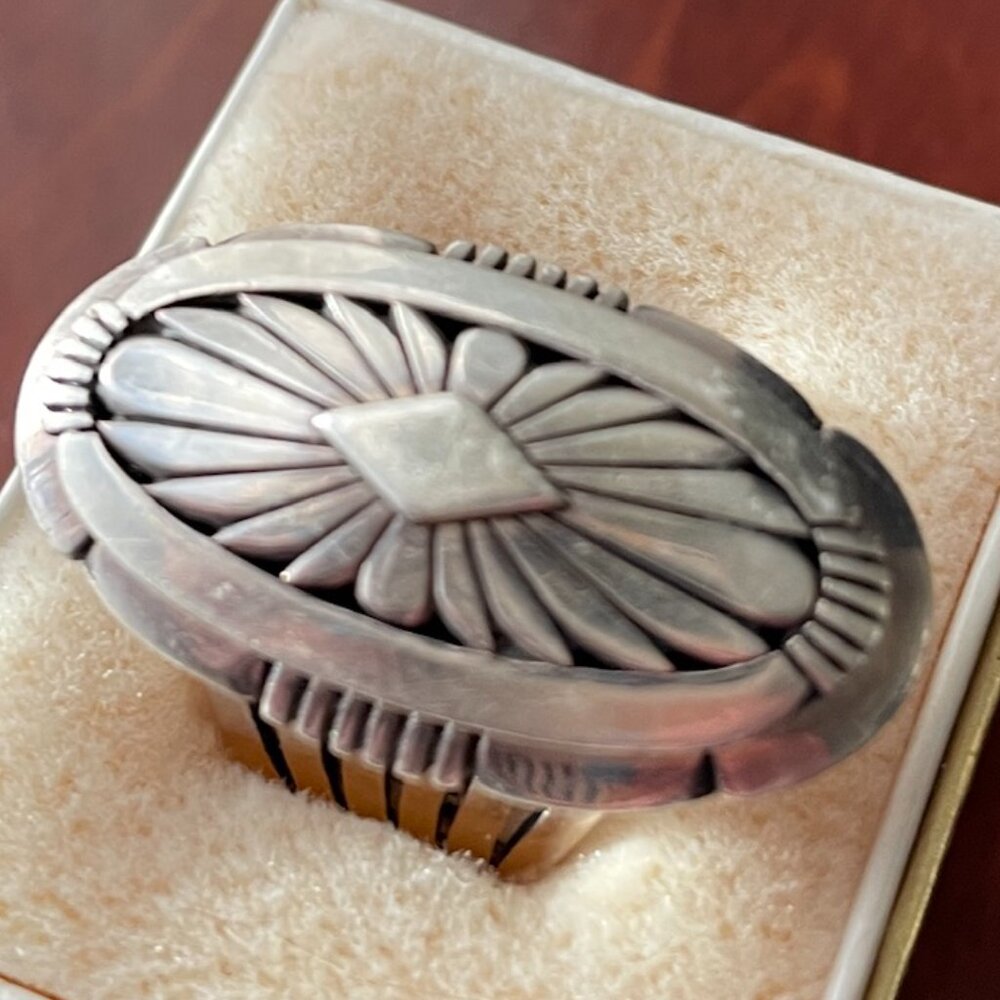 Sterling Navajo ring signed by acclaimed silversmith - Picture 2 of 5